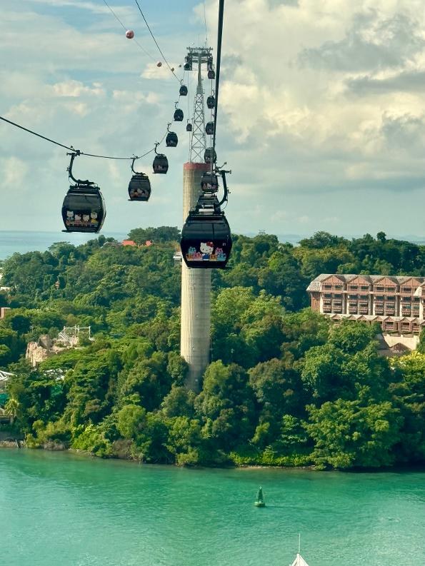 Singapore Cable Car crossing toward Sentosa Island